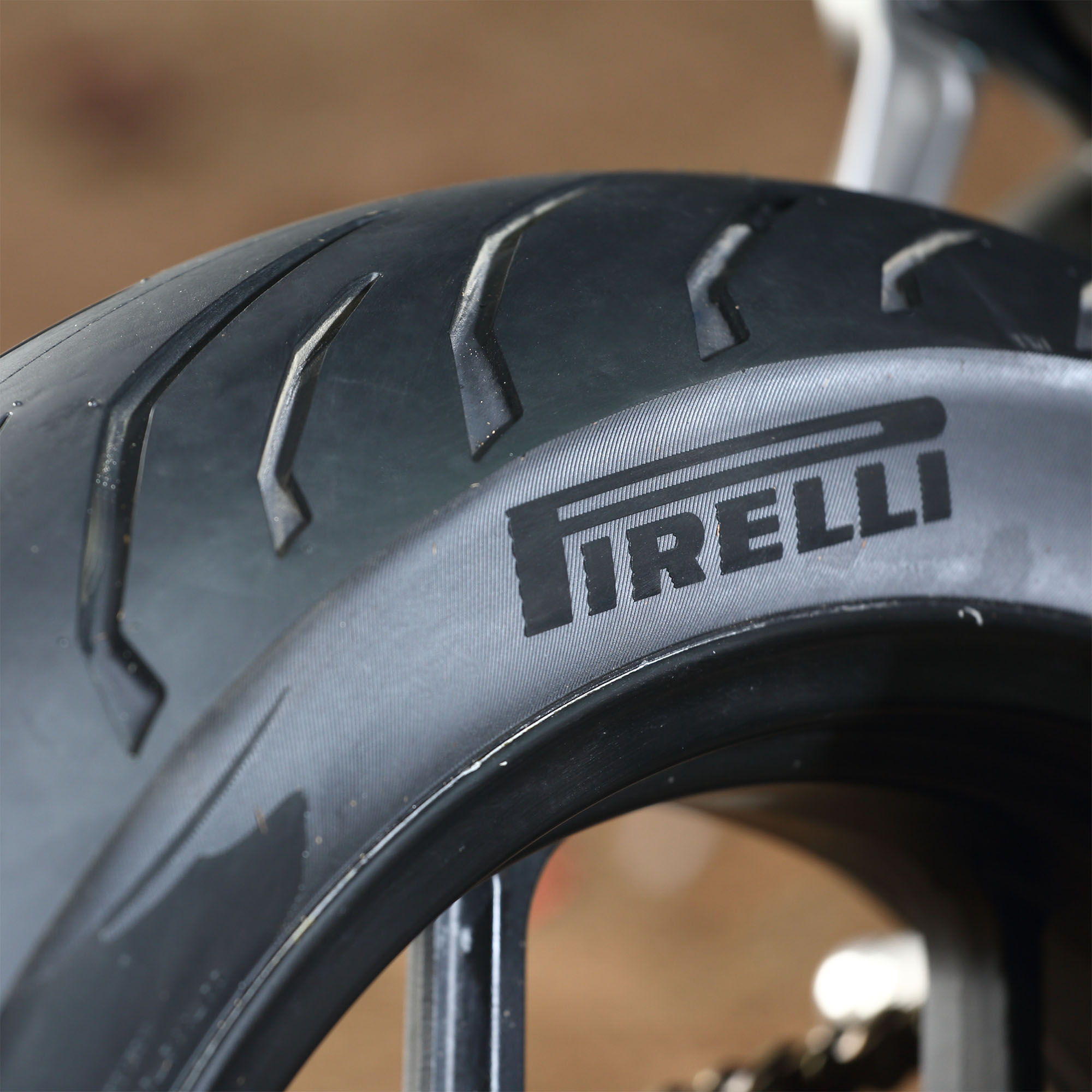 Llanta Para Moto 130/70-17 Angel City R Tl 62s Pirelli - Imagen 5